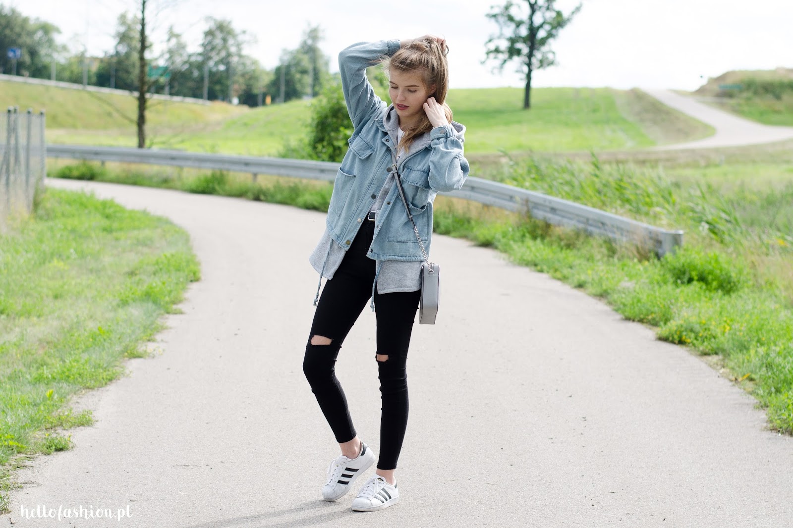 jeansowa kurtka parka stylizacje jeansowa kurtka parka stylizacje